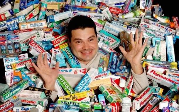 Val Kolpakov, Mỹ, là người sưu tập được nhiều ống kem đánh răng nhất thế giới khi sở hữu 2.037 ống kem đánh răng.